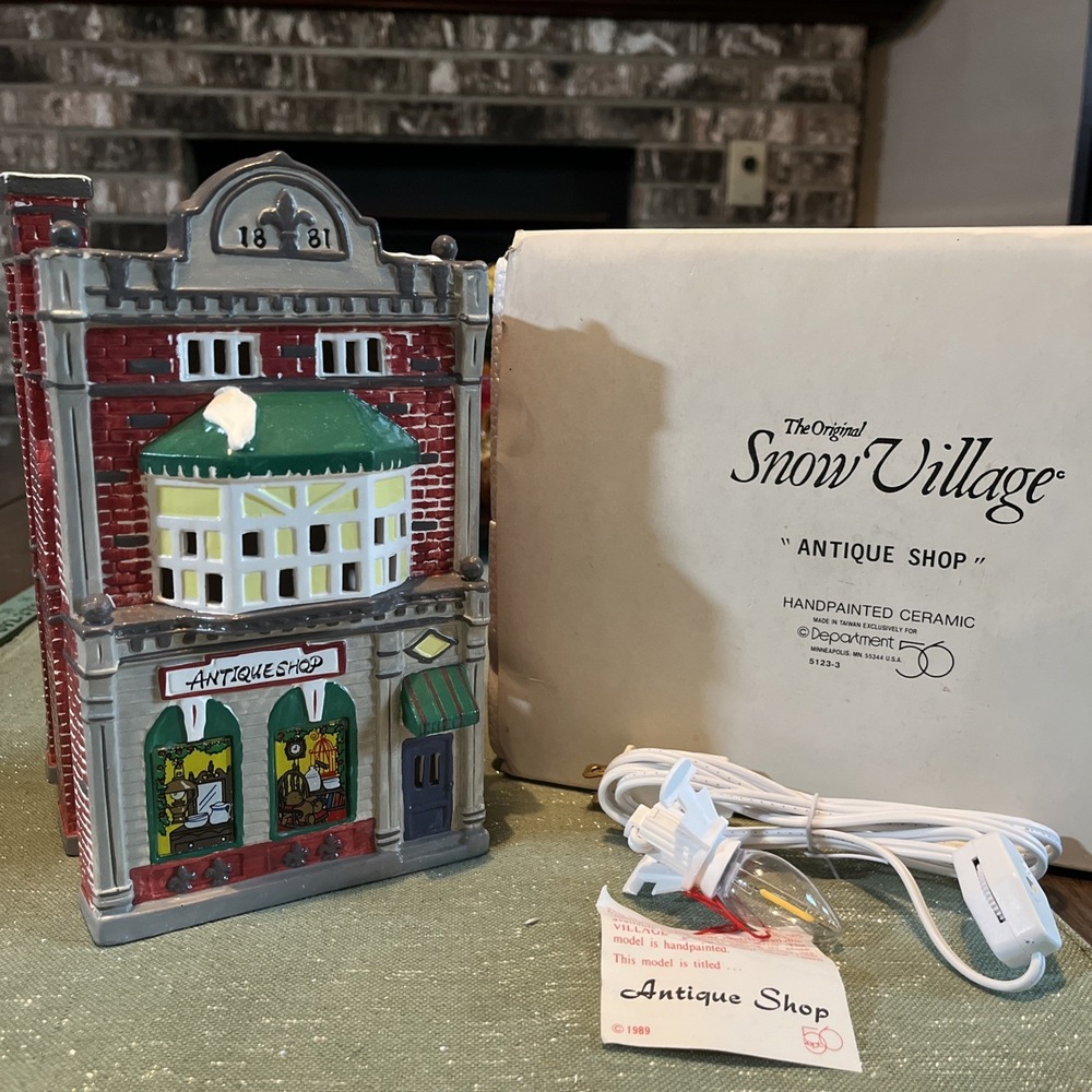 1989 "COBBLESTONE ANTIQUE SHOP, Snow Village, Department 56 No Box